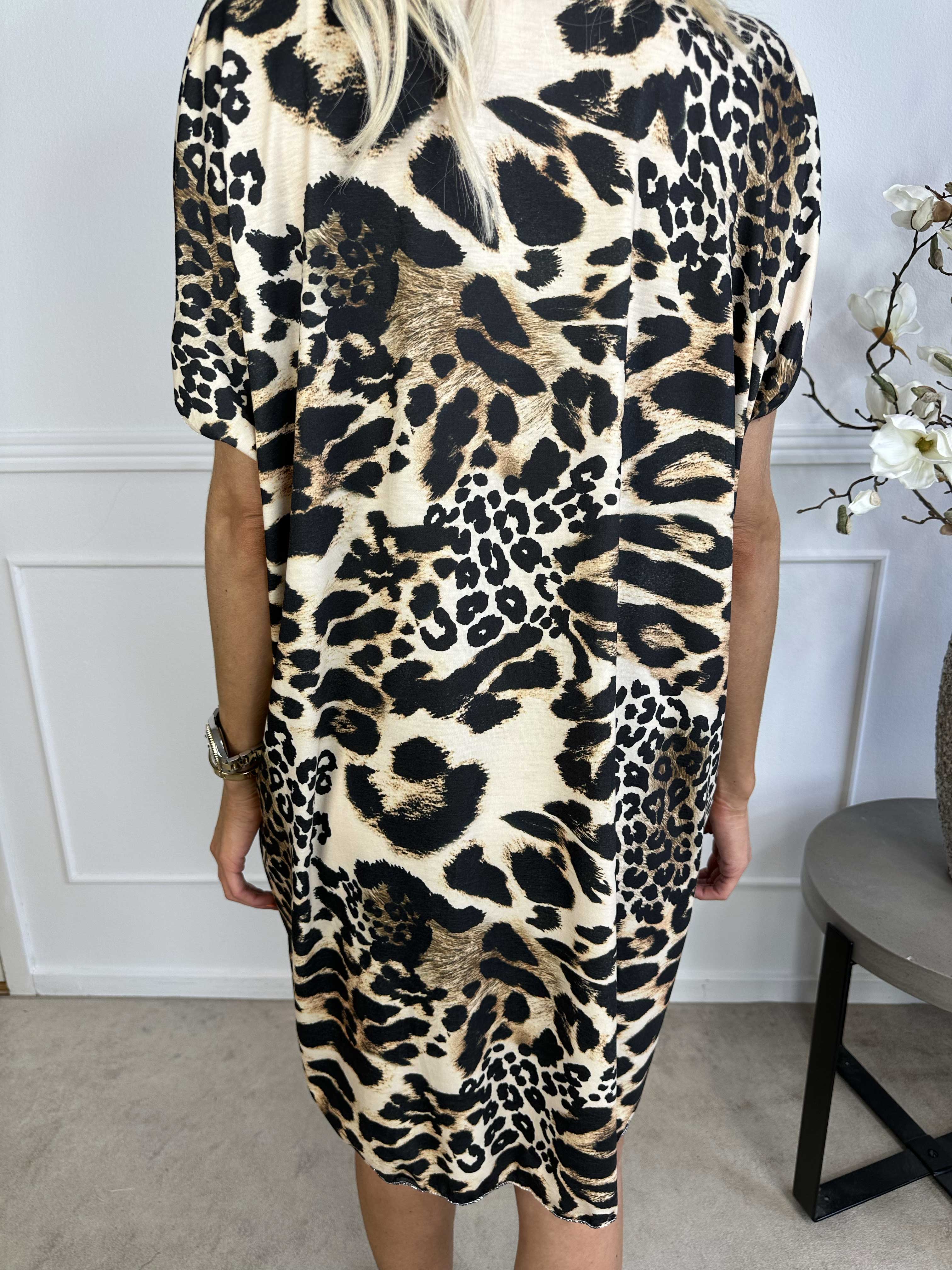 Lizzie - Mycket mjuk klänning med djurmönster och v-ringning